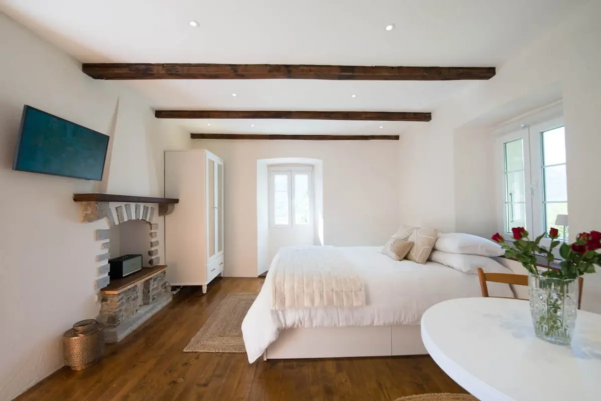 Open-plan bedroom in the Sementina rustico