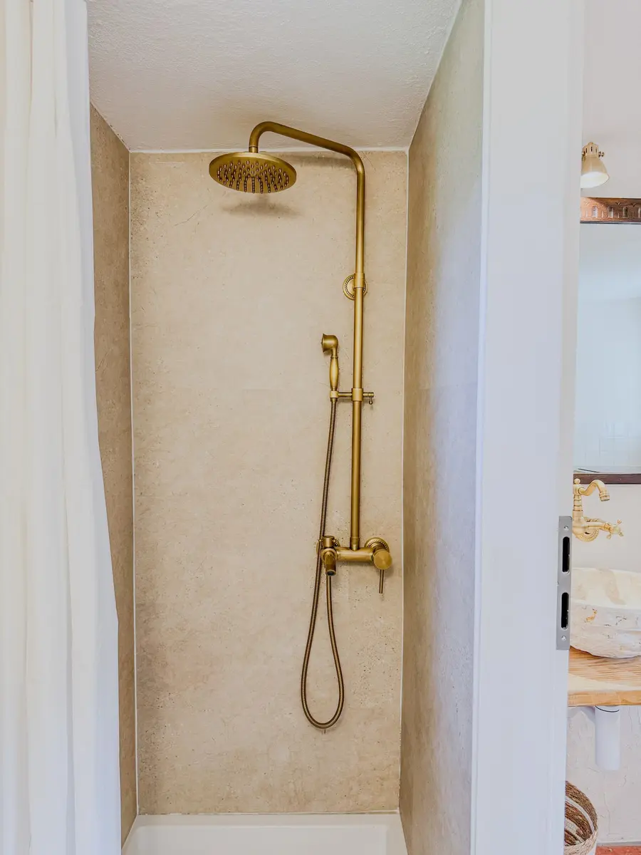 Bathroom shower in the Sementina rustico