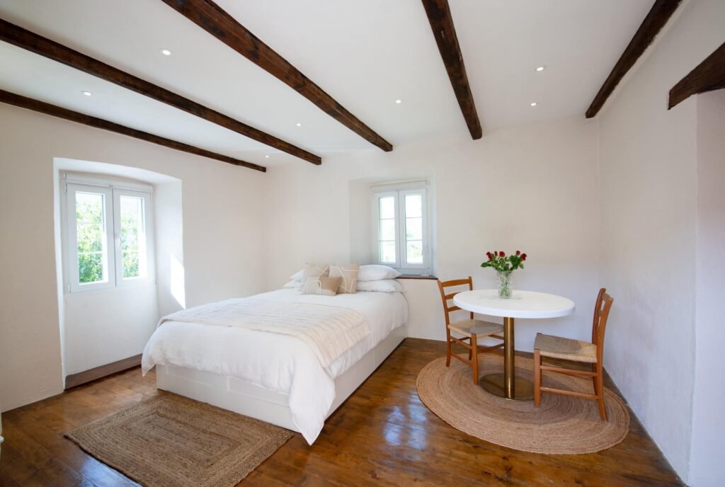 A quiet room for two, with a table made for slow breakfasts.